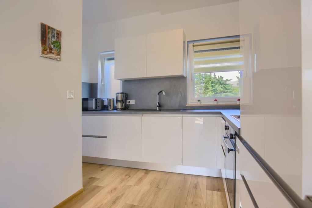 Apartment Sunrise Fuer 6 Personen In Pula-Stinjan Buitenkant foto