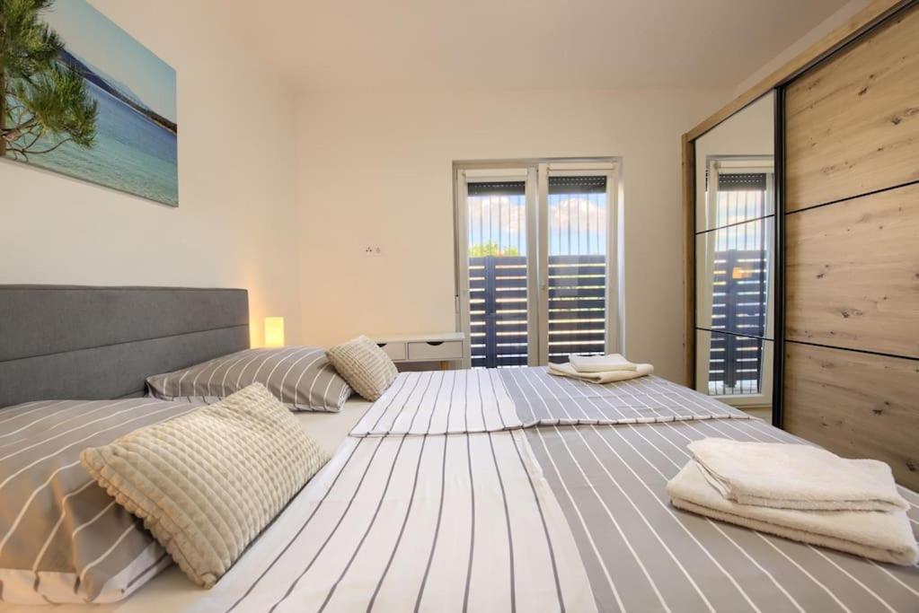 Apartment Sunrise Fuer 6 Personen In Pula-Stinjan Buitenkant foto
